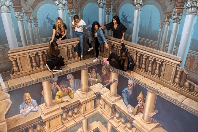 ArtVo Immersive Gallery Experience - How the visit flows: intro talk, then roam and pose