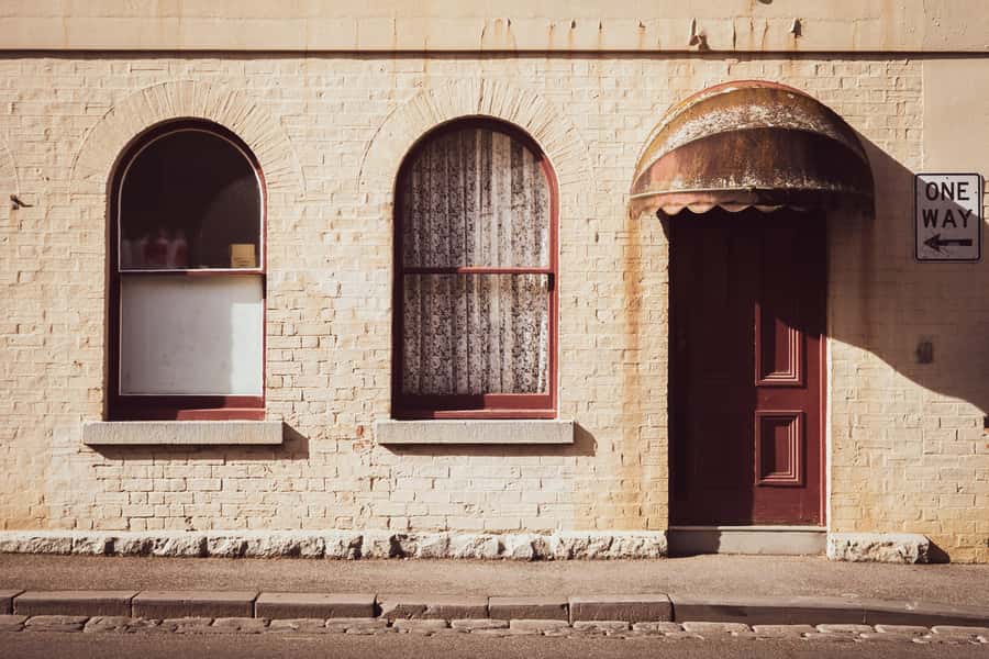 Ballarat: City Tales Guided Walking Tour + Coffee - The historic hotel coffee stop with Walter Craig context