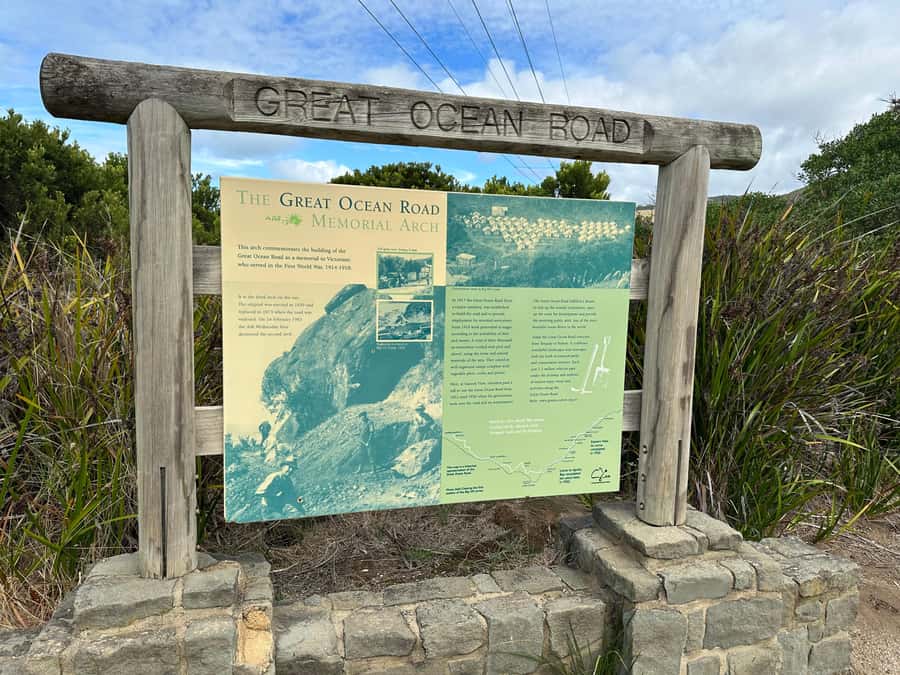 From Melbourne: 12 Apostles & Great Ocean Road Private Tour - Loch Ard Gorge and the cliff theater of the Razorback