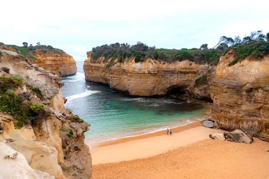 From Melbourne: Great Ocean Road, 12 Apostles & Koalas - Memorial Arch at Eastern View: the start of a road with a purpose