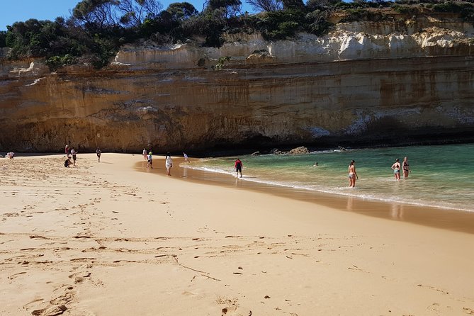 Full-Day Great Ocean Road Tour from Melbourne - Yatzies lunch gardens and the parrot-and-food break