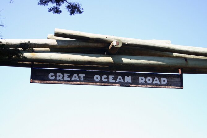 Full day Shared Tour to Twelve Apostle (Melbourne Chinese Tour) - Loch Ard Gorge: cliffs, a sheltered beach, and maritime legend