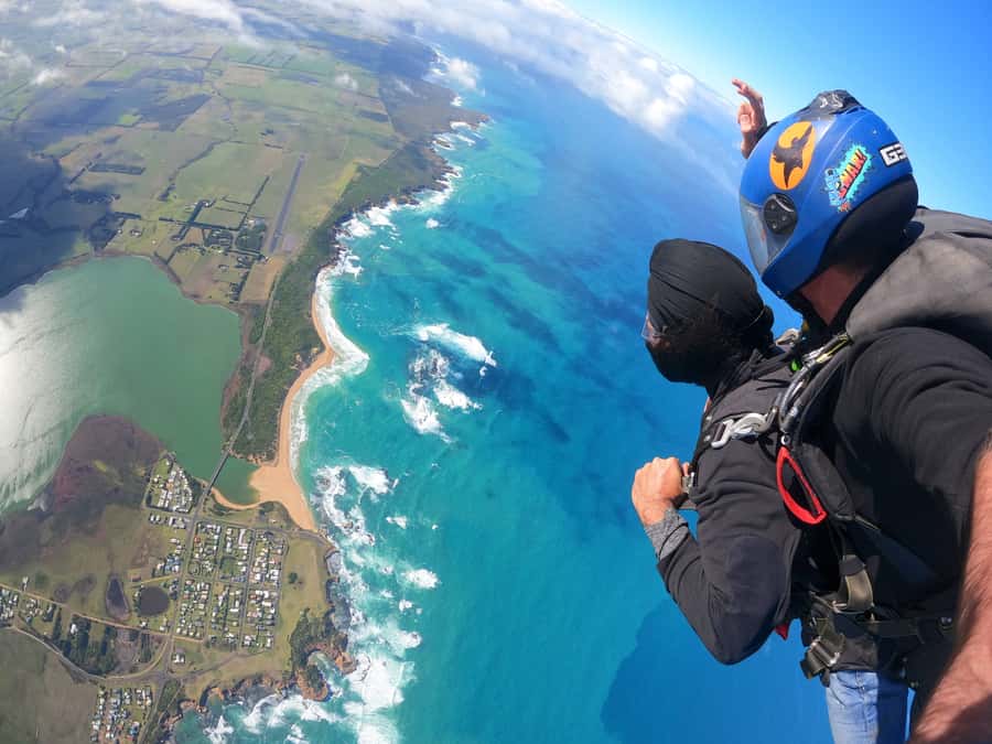 Great Ocean Road: Skydive over the Twelve Apostles - The Climb Over Loch Ard Gorge, the Grotto, and the Shipwreck Coast