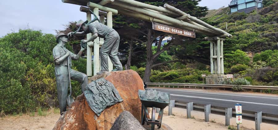 Luxury Private Great Ocean Road Tour – Up to 14 Guests - Lorne and Apollo Bay: where the drive becomes a real break