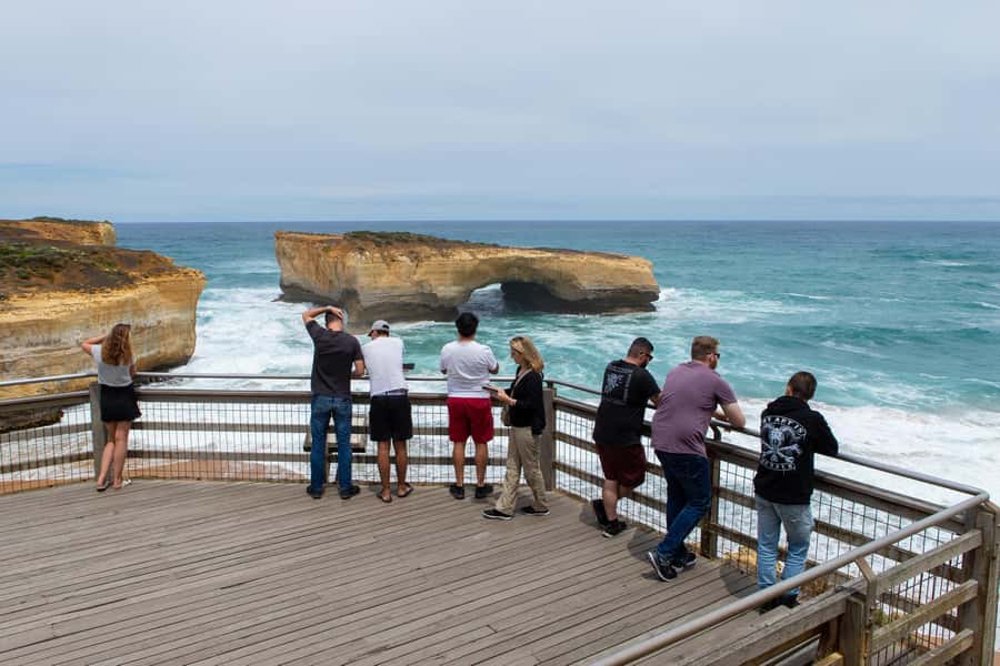 Melbourne: Great Ocean Road Extended–Top Stops&London Bridge - Eastern View Memorial Arch and the easing-in stretch to Lorne