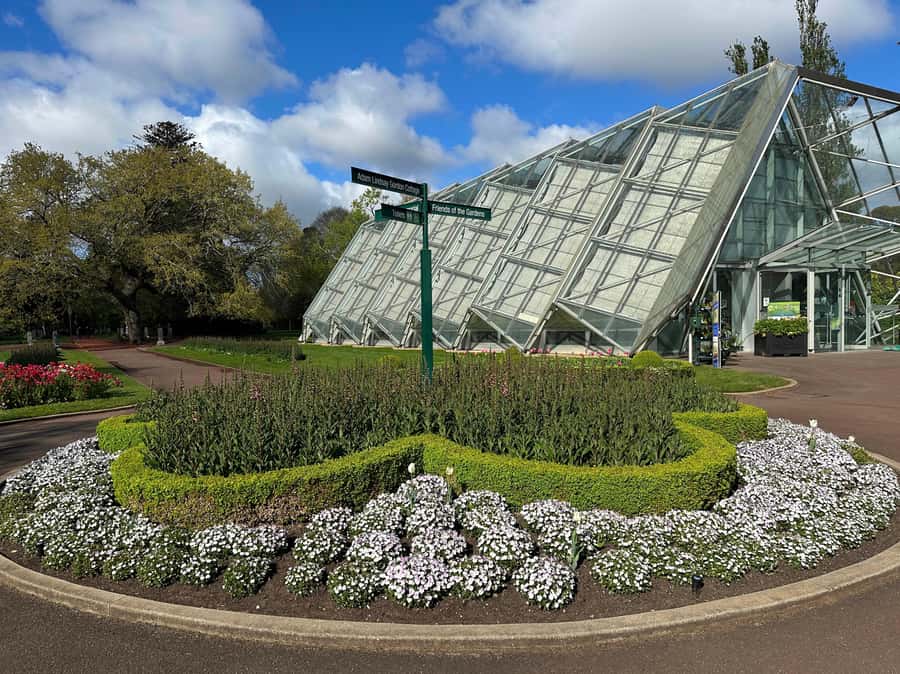Melbourne: Sovereign Hill, Eureka Centre & Melbourne Skydeck - Morning start: pickup at Eureka Towers and the coach ride west
