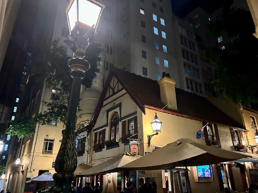 Melbourne: Spirits and Ales Haunted Pub Walking Tour - The guide makes the difference: what Julie’s energy brings to the tour
