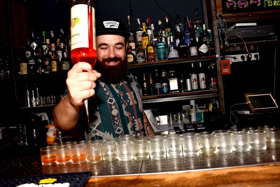 Melbourne: Weekly Bar Crawl: 5 Free shots, Club Entry - Where You Meet Your Guide (and Why It Can Matter)