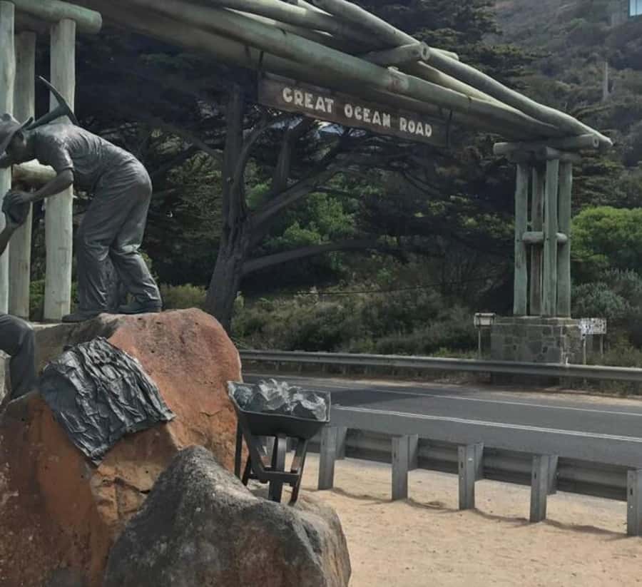 Private Tour: Great Ocean Road - Twelve Apostles - From Melbourne to Torquay Surfcity and Bells Beach surf history