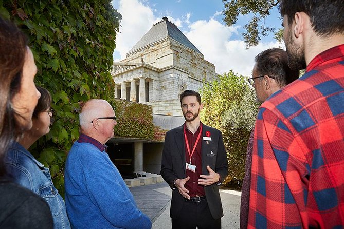 Shrine of Remembrance Cultural Guided Tour in Melbourne - Architecture, statues, inscriptions: how the guide turns looks into meaning