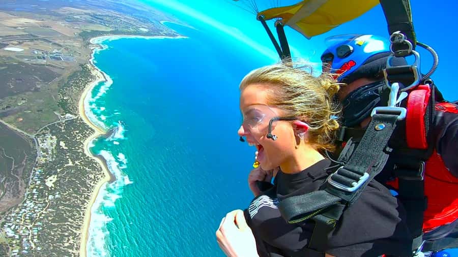 Torquay: Skydive over The Great Ocean Road - opt Melb pickup - The photo question: do it yourself or add the packages
